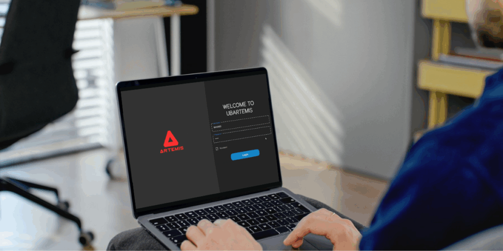Persona che accede alla piattaforma Artemis per configurare una campagna di social engineering per la consapevolezza sulla cybersecurity.